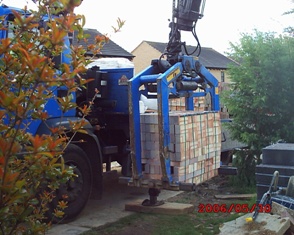 clever machine for unloading bricks from lorry